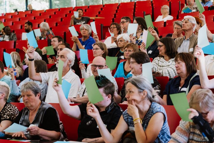 Een interactief spel met ja of nee kaartjes wordt gespeeld tijdens het Rap op Stap-congres.