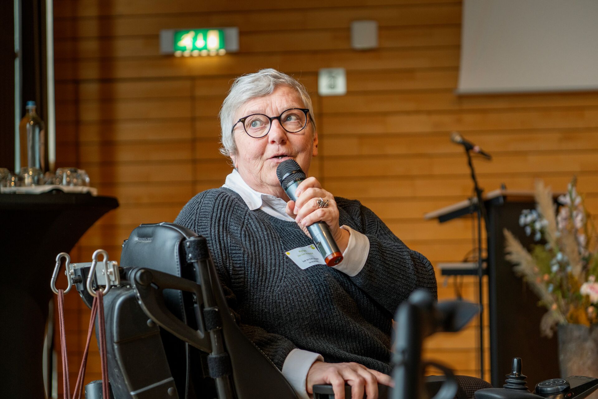 Foto's van het Rap op Stap Congres 2024 in Lamot Mechelen, voor Iedereen Verdient Vakantie Een vrouw geeft een speech tijdens het Rap op Stap-congres.