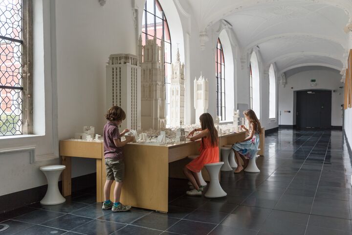 3 kinderen zijn bezig met het ontwerpen van bouwwerkjes in een interactief deel van het STAM-museum.