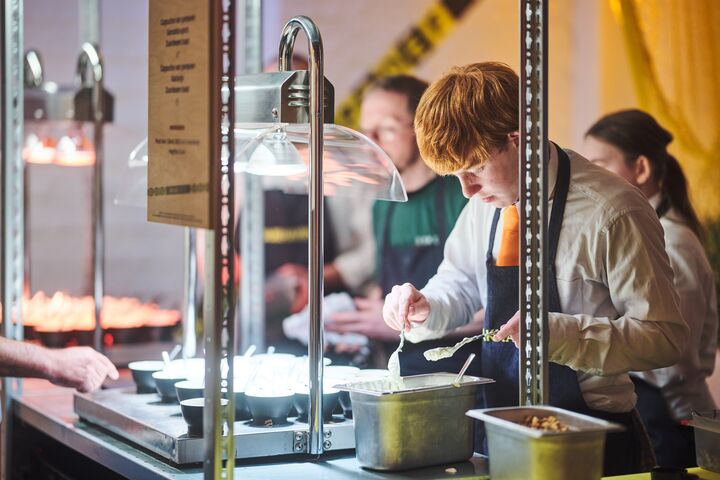 Toerisme Vlaanderen heeft het concept voorgesteld voor het nieuw culinair belevingscentrum de Smaakhaven. De Smaakhaven moet dé referentieplek worden voor al wie in binnen- en buitenland gepassioneerd bezig is met voeding. In het voormalige Loodswezengebouw en de boeienloods in Antwerpen komen een demonstratiekeuken, een gastentafel en een loungebar. Maar ook een shop, een evenementenruimte en zelfs een belevingsparcours. "3 ingrediënten staan hier centraal: innovatie, traditie en vakmanschap," zegt CEO Peter De Wilde van Toerisme Vlaanderen. Maar wat de Smaakhaven écht uniek in de wereld maakt is dat de bezoeker mee de dynamiek en de ziel van dit culinair belevingscentrum zal bepalen." Bedoeling is dat de Smaakhaven de deuren opent in de loop van 2029. show all pictures