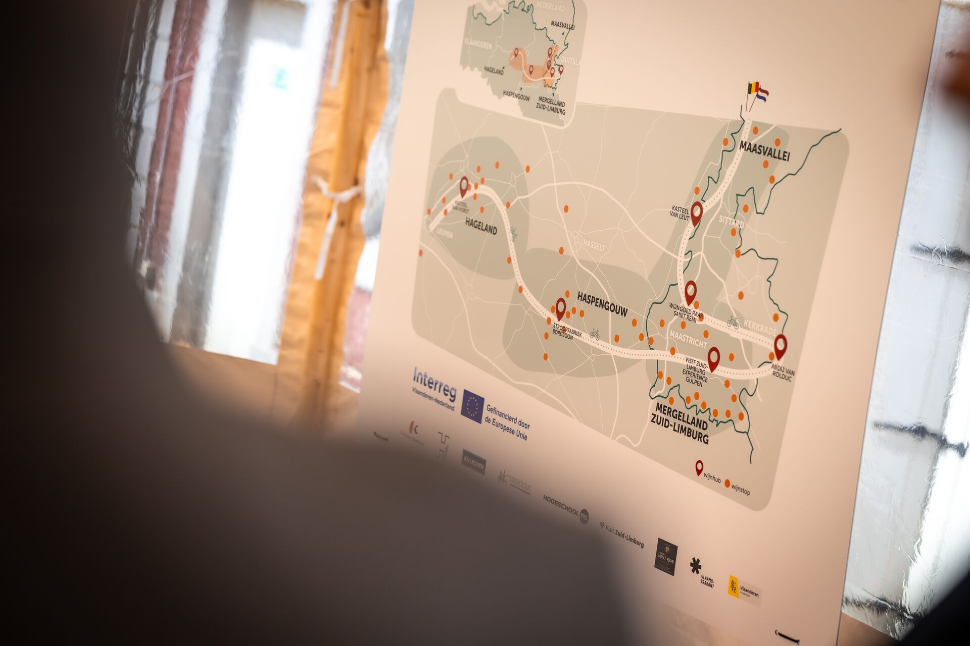 De start van een wijnstraat in het Noorden van Europa! In een unieke samenwerking bundelen Vlaanderen en Nederland hun krachten om duurzaam wijntoerisme te ontwikkelen en te verbinden over 4 wijngebieden: Hageland, Haspengouw, de Belgisch-Nederlandse Maasvallei en Mergelland/Zuid-Limburg. Dat verbinden gebeurt via een onderzoek over regionale wijnidentiteit, productontwikkeling van een wijnroute en wijnbeleving en een innovatief en duurzaam wijnecosysteem. Kick-off Wijnstraat