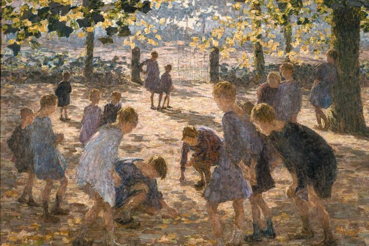 Kinderen spelen onder door de zon gefilterde bomen, terwijl gouden bladeren om hen heen neerdwarrelen en een levendige, nostalgische scène creëren. Op de achtergrond zijn een poort en een stenen muur zichtbaar.