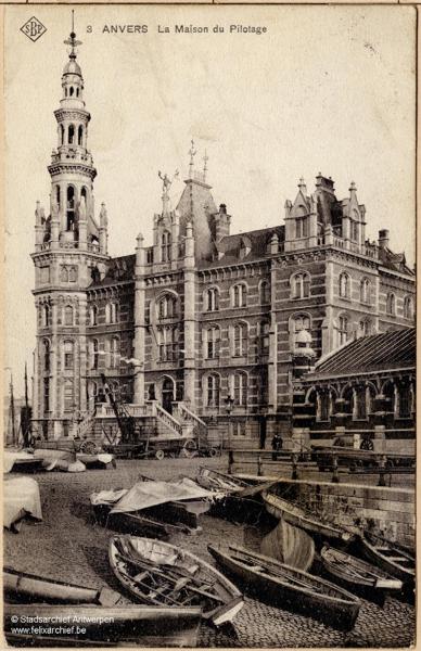 ANVERS La Maison du Pilotage. Postkaart 1910 met een panorama van de Tavernierkaai met Loodswezengebouw en Boeienloods_Copyright
