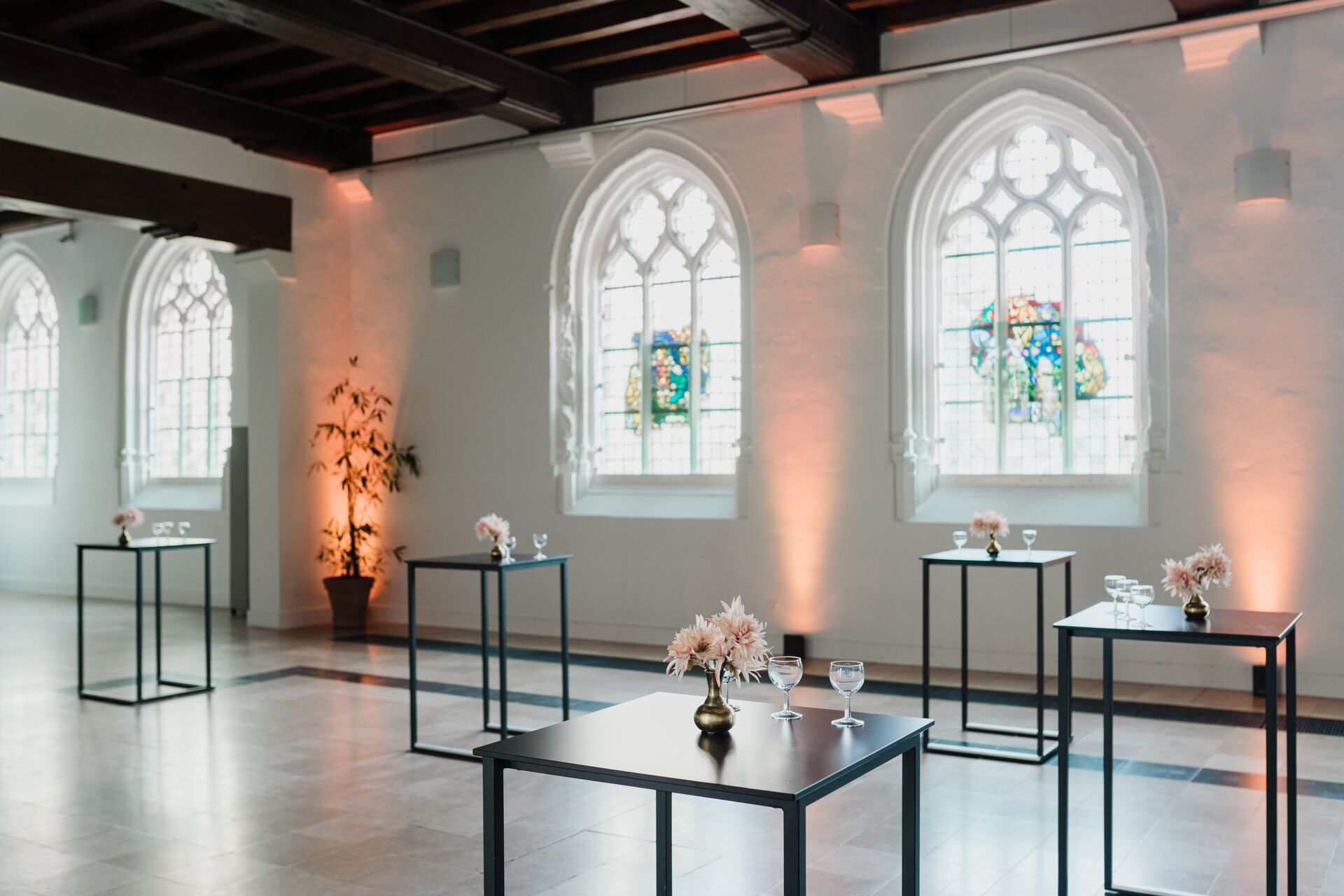 St Peter’s Abbey is partly occupied by cultural, historical and photographic exhibitions organized by Historical Houses Ghent. You can use the other halls "Kapittelzaal" and "Refter" for public or private events. The "Bibliotheekzolder" is located outside of the tourist circuit, therefore giving you the opportunity to use it during the daytime. This room is suitable for concerts, lectures, receptions and dinners. Sint-Pietersabdij_Kapittelzaal (c) Yuri_Andries (2)