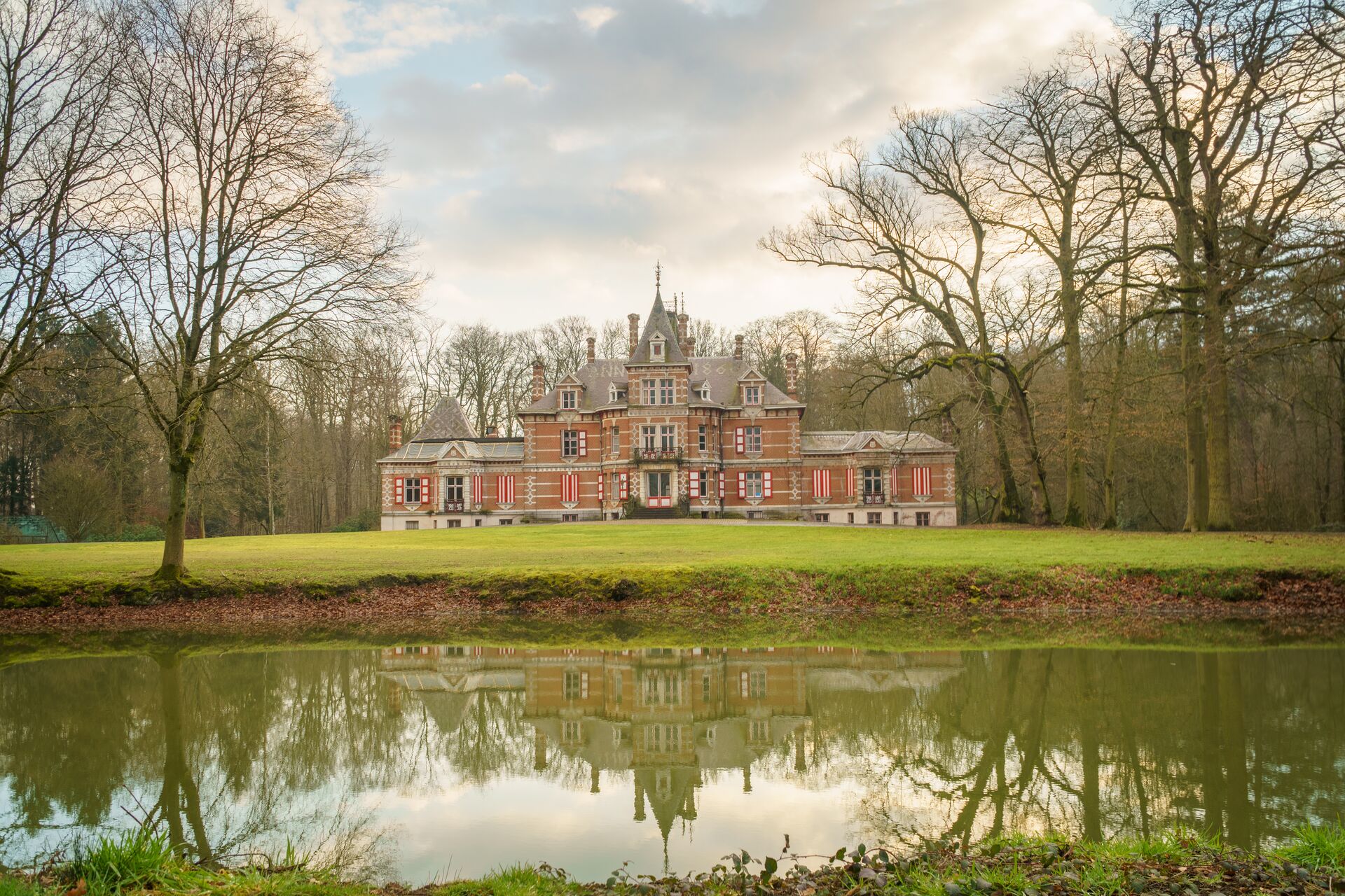 Door haar mooie ligging langs de meanderende Grote Nete en haar prachtige oude beuken en andere eeuwenoude bomen, is dit domein zeker het bezoeken waard. Hof ter Laken (c) Stichting Kempens Landschap (1)