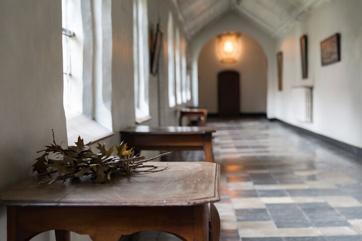 De Sint-Godelieveabdij is een historische site en beschermd monument met drie binnentuinen, gelegen tussen het station en ‘t Zand. De site heeft een oppervlakte van 11.000 m2. De Sint-Godelieve benedictinessen werden gesticht in de 12de eeuw in Gistel, voortvloeiende uit het martelaarverhaal van Godelieve. Sint-Godelieve abdij 03 © Lea Winkeler