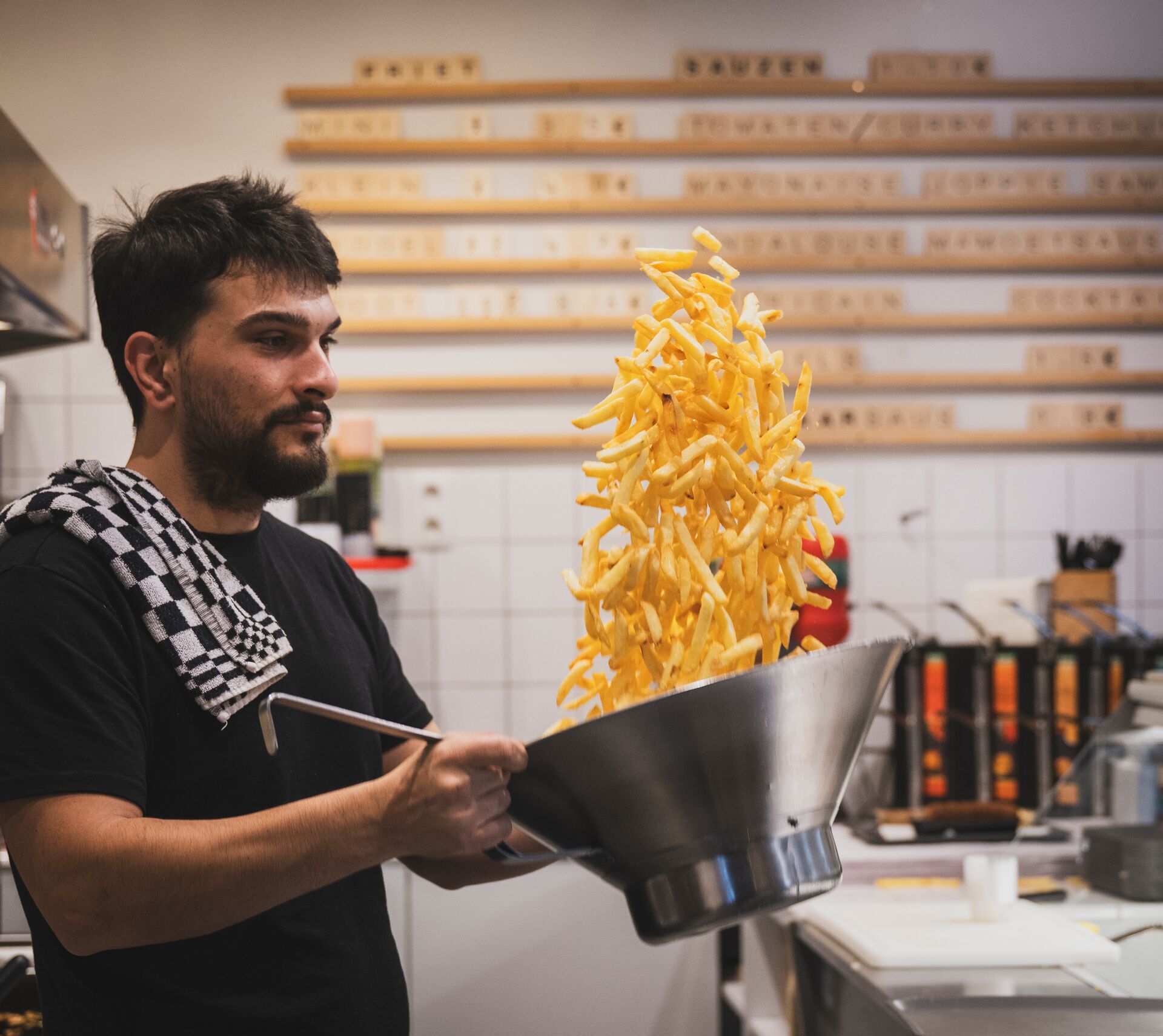 Draait het leven niet rond verlangen? We kennen allemaal het verlangen naar chocolade, bier, muziek, liefde en vriendschap. In Vlaanderen hebben we daar een speciaal woord voor. ‘GOESTING’ is de perfecte Vlaamse vertaling voor verlangen. En toevallig weten wij Vlamingen wel het één en ander over verlangen. Vooral als het om eten gaat.
Maak kennis met ‘Ambassadors of GOESTING’: Een groep foodies die culinair Vlaanderen belichamen. Wij zijn chefs, chocolatiers, brouwers, gastvrouwen en culinaire makers, verenigd door één gemeenschappelijk doel. De verborgen verhalen van onze eetcultuur delen. Wedden dat je onze Vlaamse eetcultuur nog niet kent? Inderdaad, -nog- niet. Goesting Frituur Tartaar © kris vlegels