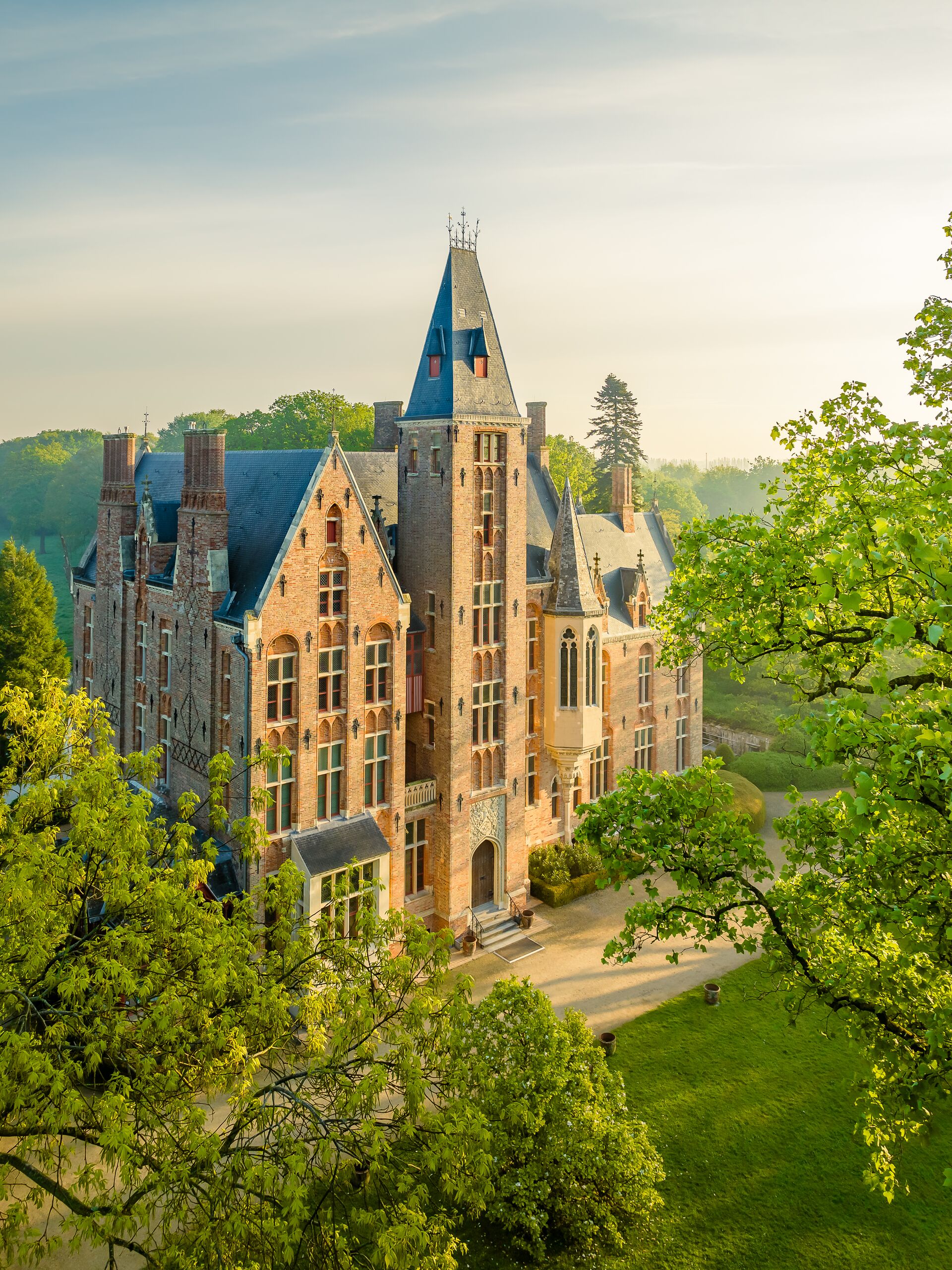 Het kasteel van Loppem is een neogotisch kasteel met walgracht uit de 19de eeuw, gelegen te Loppem (Zedelgem) in de Belgische provincie West-Vlaanderen. Kasteel van Loppem Dronefoto (c) Westtoer (11)