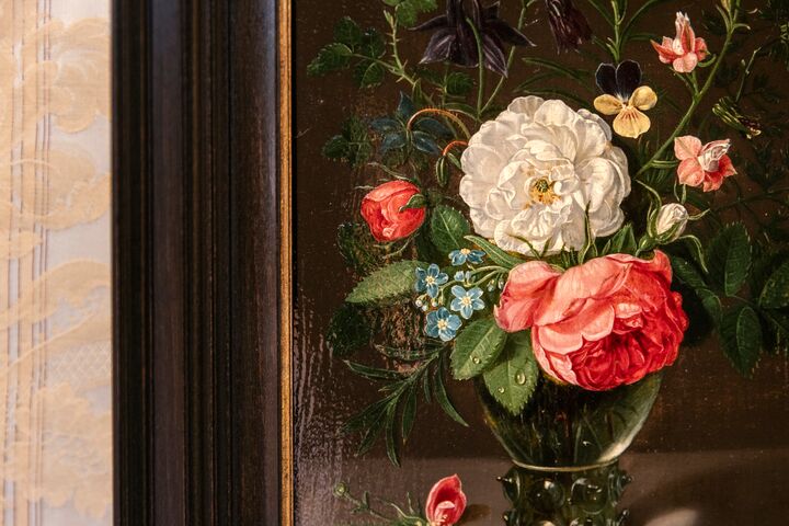 Clara Peeters - Detail Bloemen in een vaasje met sprinkhaan en kikvors - collectie Museum Mayer van den Bergh (c) Ans Brys