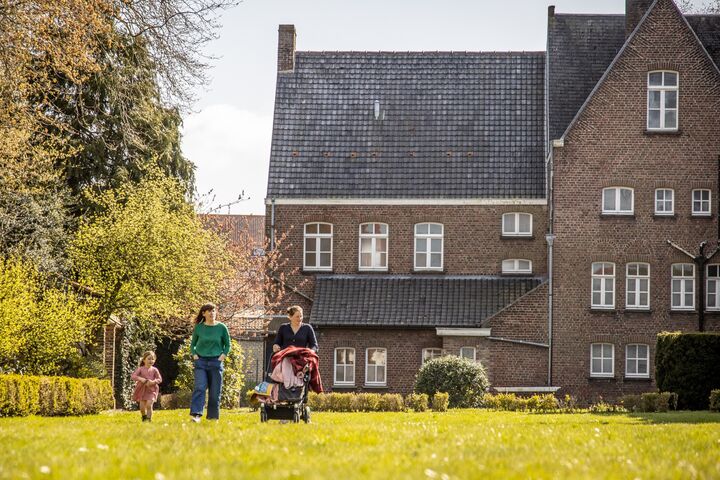 De Sint-Godelieveabdij is een historische site en beschermd monument met drie binnentuinen, gelegen tussen het station en ‘t Zand. Sint-Godelieveabdij-164 © Thomas De Boever