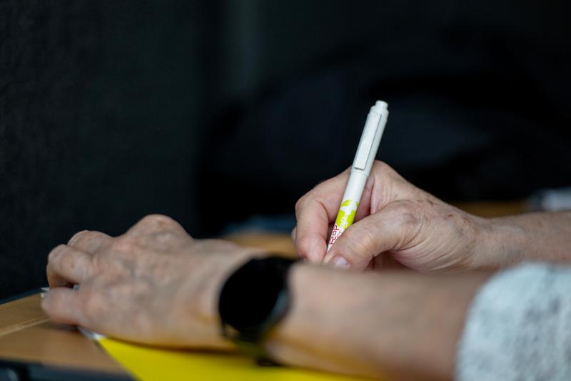 hand die balpen vasthoudt en schrijft