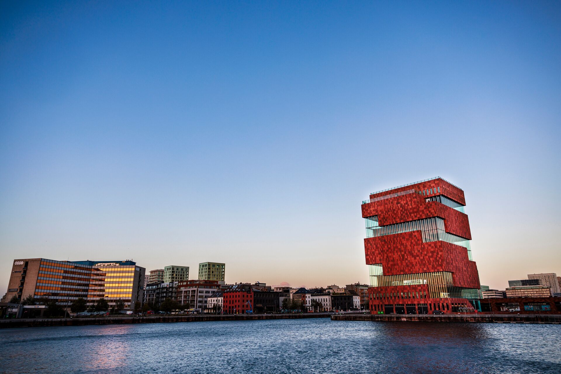 Antwerp is the capital of cool and grandeur. This port city has been seducing anyone with a taste for style for centuries. This was already applicable during the time of Baroque innovator Peter Paul Rubens, and it has not lost an iota of its glamour since. VM Visit Het Eilandje Antwerpen (4)