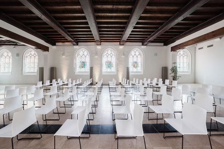 St Peter’s Abbey is partly occupied by cultural, historical and photographic exhibitions organized by Historical Houses Ghent. You can use the other halls "Kapittelzaal" and "Refter" for public or private events. The "Bibliotheekzolder" is located outside of the tourist circuit, therefore giving you the opportunity to use it during the daytime. This room is suitable for concerts, lectures, receptions and dinners. Sint-Pietersabdij_Kapittelzaal(3) (c) Yuri_Andries