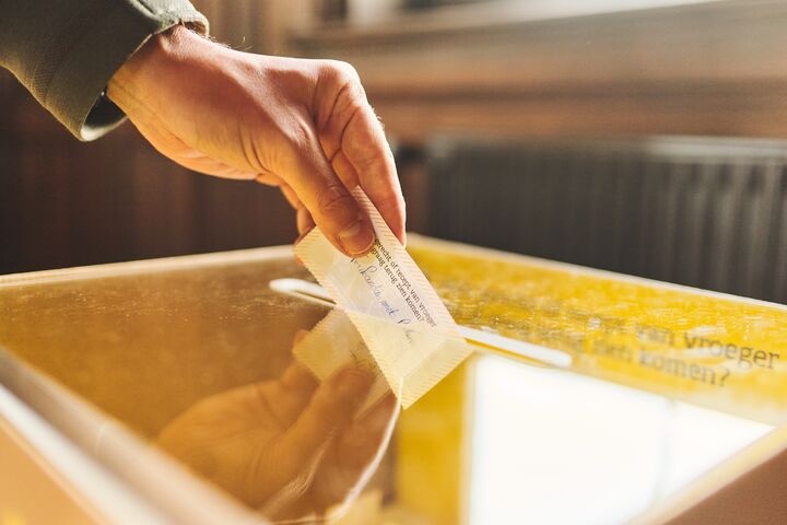Toerisme Vlaanderen heeft het concept voorgesteld voor het nieuw culinair belevingscentrum de Smaakhaven. De Smaakhaven moet dé referentieplek worden voor al wie in binnen- en buitenland gepassioneerd bezig is met voeding. In het voormalige Loodswezengebouw en de boeienloods in Antwerpen komen een demonstratiekeuken, een gastentafel en een loungebar. Maar ook een shop, een evenementenruimte en zelfs een belevingsparcours. "3 ingrediënten staan hier centraal: innovatie, traditie en vakmanschap," zegt CEO Peter De Wilde van Toerisme Vlaanderen. Maar wat de Smaakhaven écht uniek in de wereld maakt is dat de bezoeker mee de dynamiek en de ziel van dit culinair belevingscentrum zal bepalen." Bedoeling is dat de Smaakhaven de deuren opent in de loop van 2029. Voorstelling belevingscentrum de Smaakhaven (c) Benjamin Brolet - David Plas Agency (287)