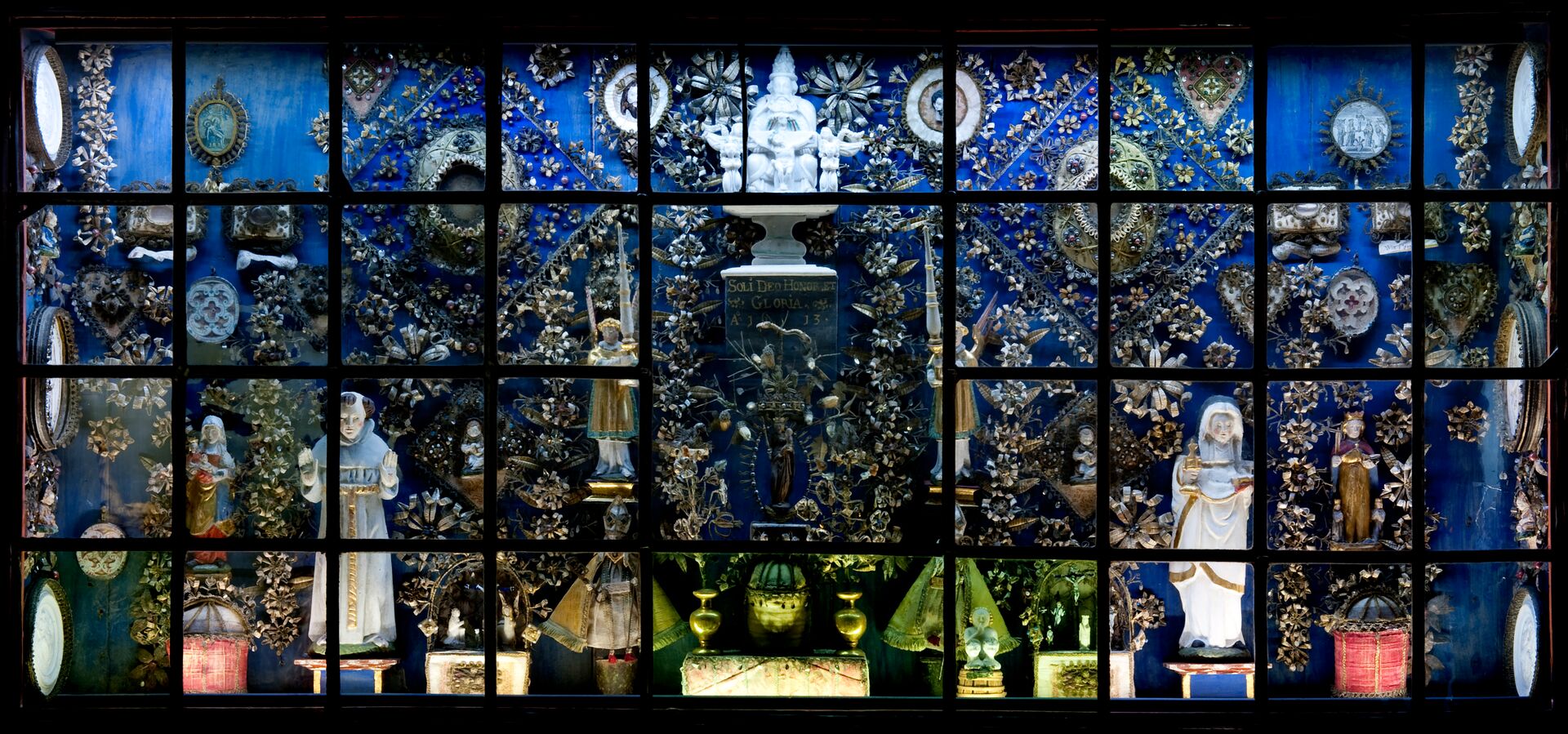 Foto van gebrandschilderd glas in het Stedelijk Museum De Hofstadt te Diest.