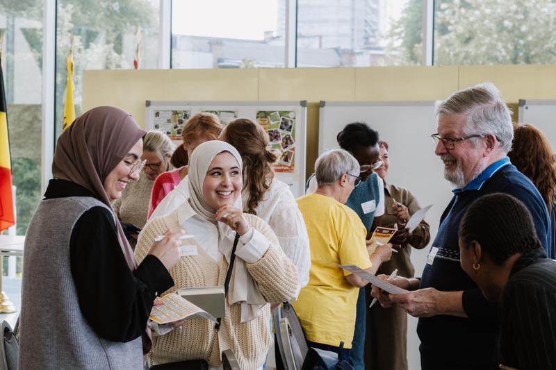 3 mensen zijn glimlachend in gesprek met elkaar op het Rap op Stap-congres van het initiatief Iedereen Verdient Vakantie.