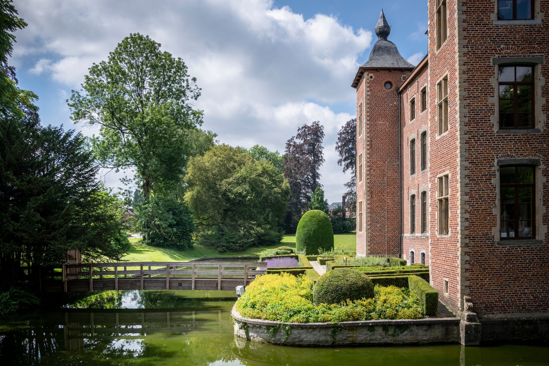 A magnificent castle with a similar estate that came to life in the 16th century. A magnificent castle with a similar estate that came to life in the 16th century.