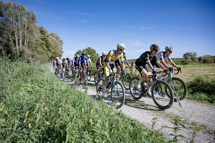 EK gravel Brabantse wouden (foto's ENKEL voor redactioneel gebruik in toeristische context) Foto van een wielrennersgroep in de Brabantse wouden tijdens het EK gravel.