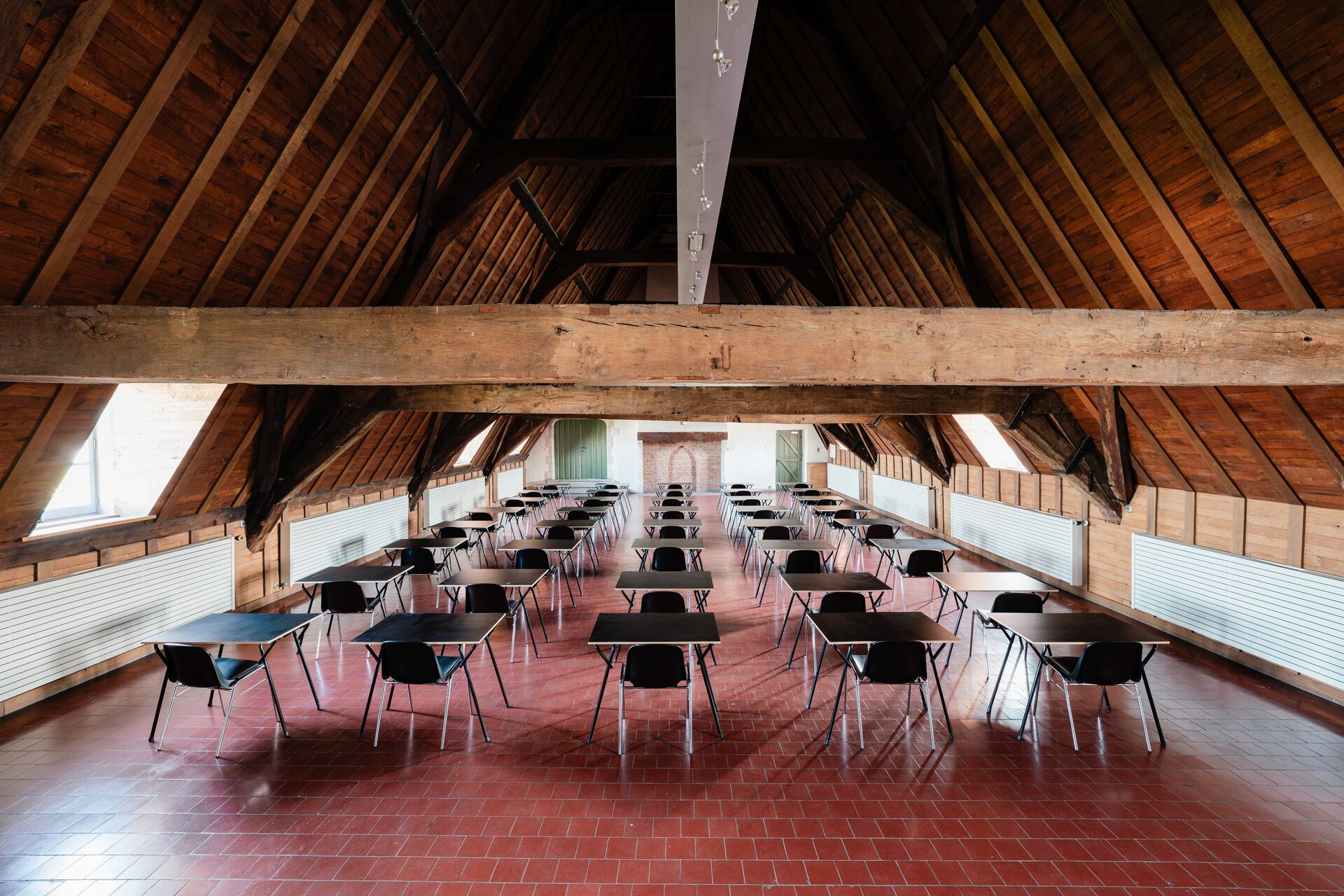 St Peter’s Abbey is partly occupied by cultural, historical and photographic exhibitions organized by Historical Houses Ghent. You can use the other halls "Kapittelzaal" and "Refter" for public or private events. The "Bibliotheekzolder" is located outside of the tourist circuit, therefore giving you the opportunity to use it during the daytime. This room is suitable for concerts, lectures, receptions and dinners. Sint-Pietersabdij_Monnikenzolder (c) Yuri_Andries