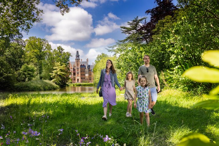 Het kasteel van Loppem is een neogotisch kasteel met walgracht uit de 19de eeuw, gelegen te Loppem (Zedelgem) in de Belgische provincie West-Vlaanderen. Kasteel van Loppem (c) Westtoer (10)