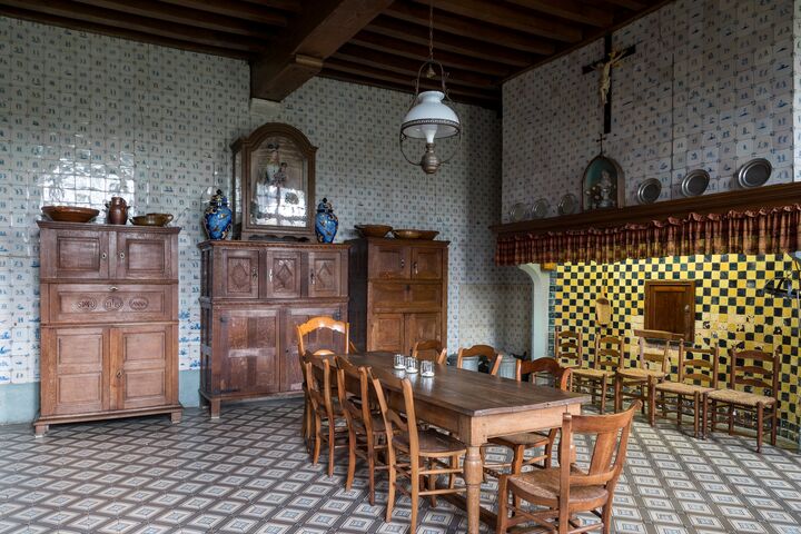 De Sint-Godelieveabdij is een historische site en beschermd monument met drie binnentuinen, gelegen tussen het station en ‘t Zand. De site heeft een oppervlakte van 11.000 m2. De Sint-Godelieve benedictinessen werden gesticht in de 12de eeuw in Gistel, voortvloeiende uit het martelaarverhaal van Godelieve. Sint-Godelieve abdij 09 © Lea Winkeler