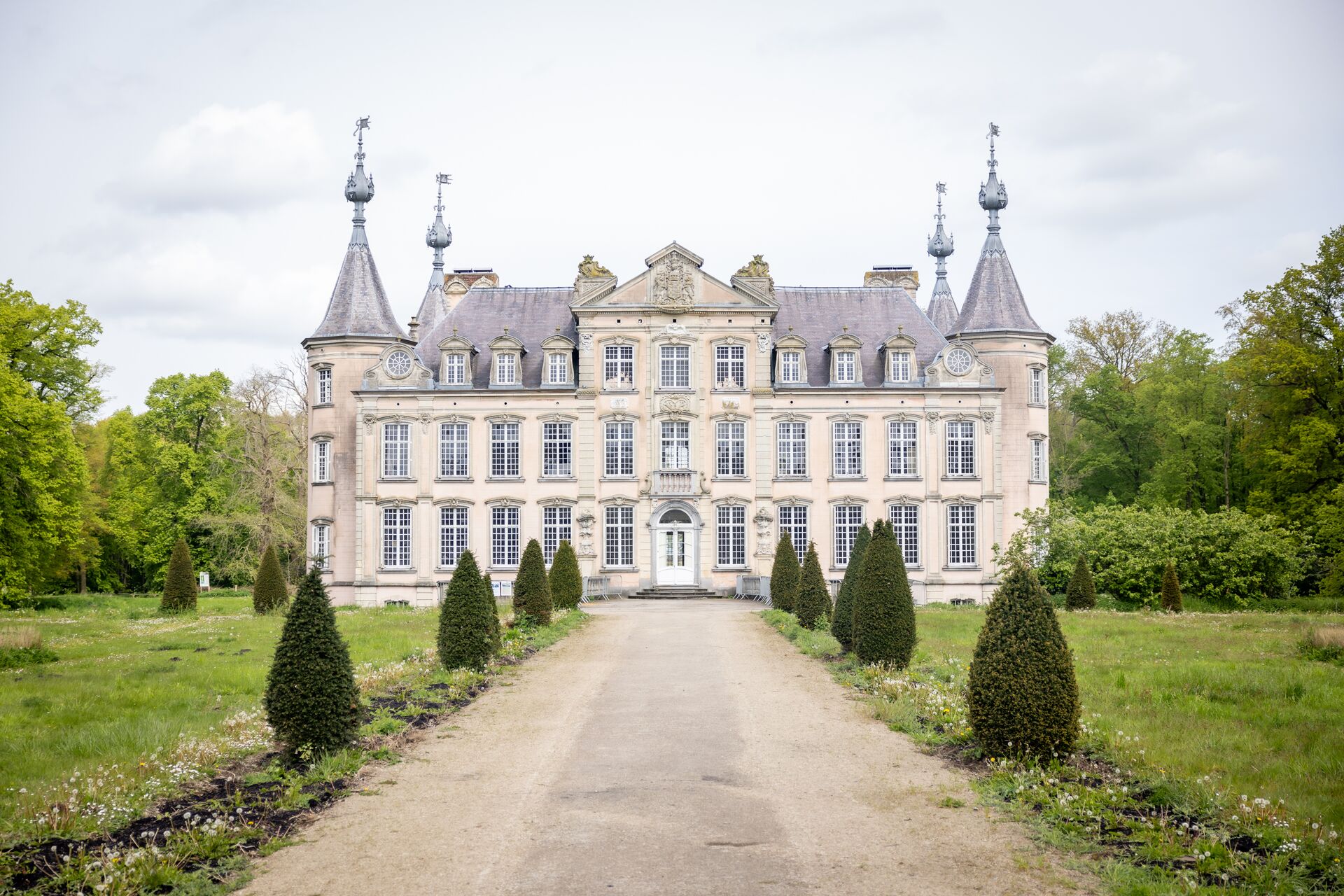 Via VRT Podwalks krijgen de bezoekers aan de 5 erfgoedsites van Toerisme Vlaanderen op een heel eenvoudige manier inzicht in de ziel van deze unieke plekken. Je steekt je oortjes in en je bent meteen vertrokken voor een reis doorheen de tijd. Langs prachtige erfgoedsites, doorheen natuurparken en langs verborgen pareltjes. De wandelaars worden als het ware ondergedompeld in zowel de omgeving als in de inspirerende verhalen van de vele prachtige erfgoedsites in Vlaanderen. Met VRT PodWalks hebben we er een gebruiksvriendelijk en laagdrempelig instrument bij om overal in Vlaanderen op verkenning te gaan. VRT-PODWALKS-78
