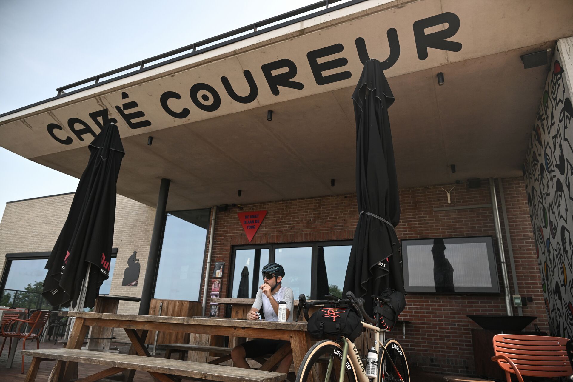 CYCLING IN FLANDERS Café Coureur (c) Grinta!