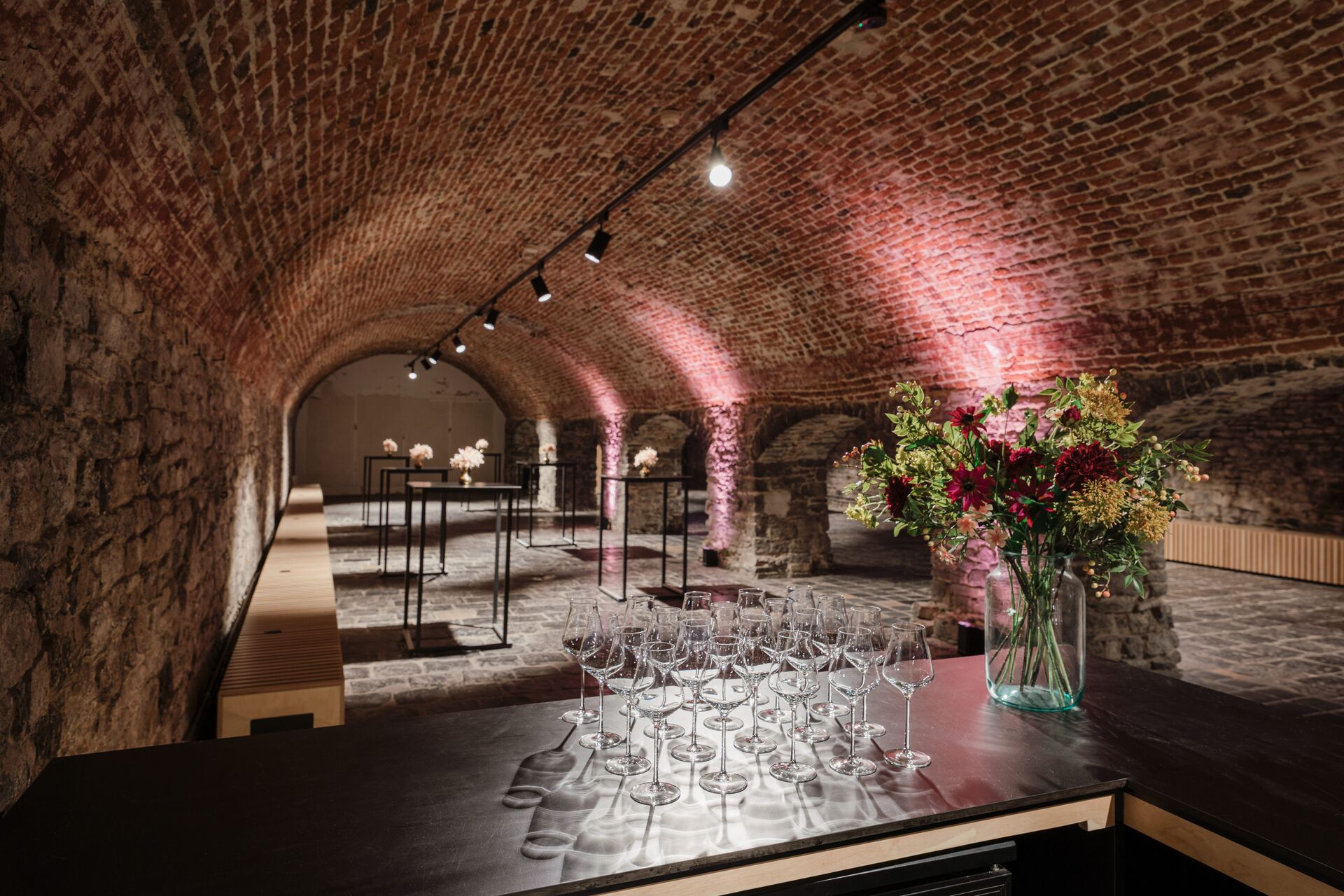 St Peter’s Abbey is partly occupied by cultural, historical and photographic exhibitions organized by Historical Houses Ghent. You can use the other halls "Kapittelzaal" and "Refter" for public or private events. The "Bibliotheekzolder" is located outside of the tourist circuit, therefore giving you the opportunity to use it during the daytime. This room is suitable for concerts, lectures, receptions and dinners. Sint-Pietersabdij_Cellarium (c) Yuri_Andries (2)