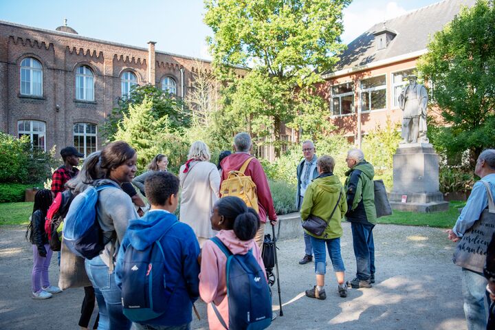 Een gids begeleid mensen in Mechelen.