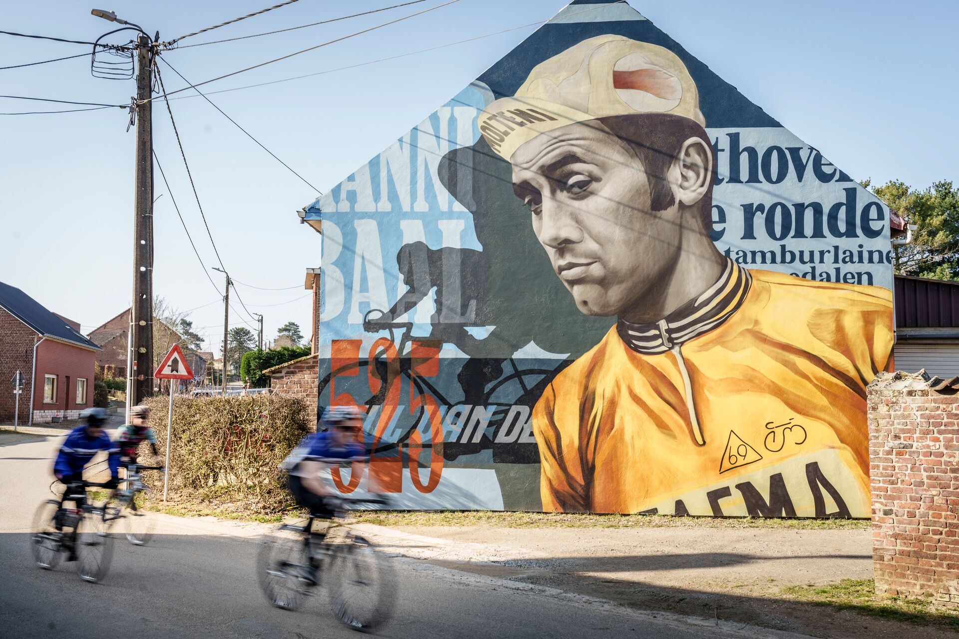 Vlaams-Brabant heeft heel wat wielerhelden, zoals Eddy Merckx, Sven Nys of Remco Evenepoel, voortgebracht. Zij werden groot op Vlaams-Brabantse bodem en zorgden er voor dat deze regio de koers in haar hart draagt. Bovendien komen steeds meer fietsers de provincie met hun race- of gravelfiets verkennen. Om de beleving langs de sportieve fietsroutes te verhogen, laat Toerisme Vlaams-Brabant via het project ‘Jong Koersgeweld’ 10 street art kunstwerken aanbrengen. Het eerste werk is een eerbetoon aan Eddy Merckx en werd gerealiseerd op de gevel van Café ’t Klein Verlet in zijn geboortedorp Kiezegem. streetart Eddy Merckx
