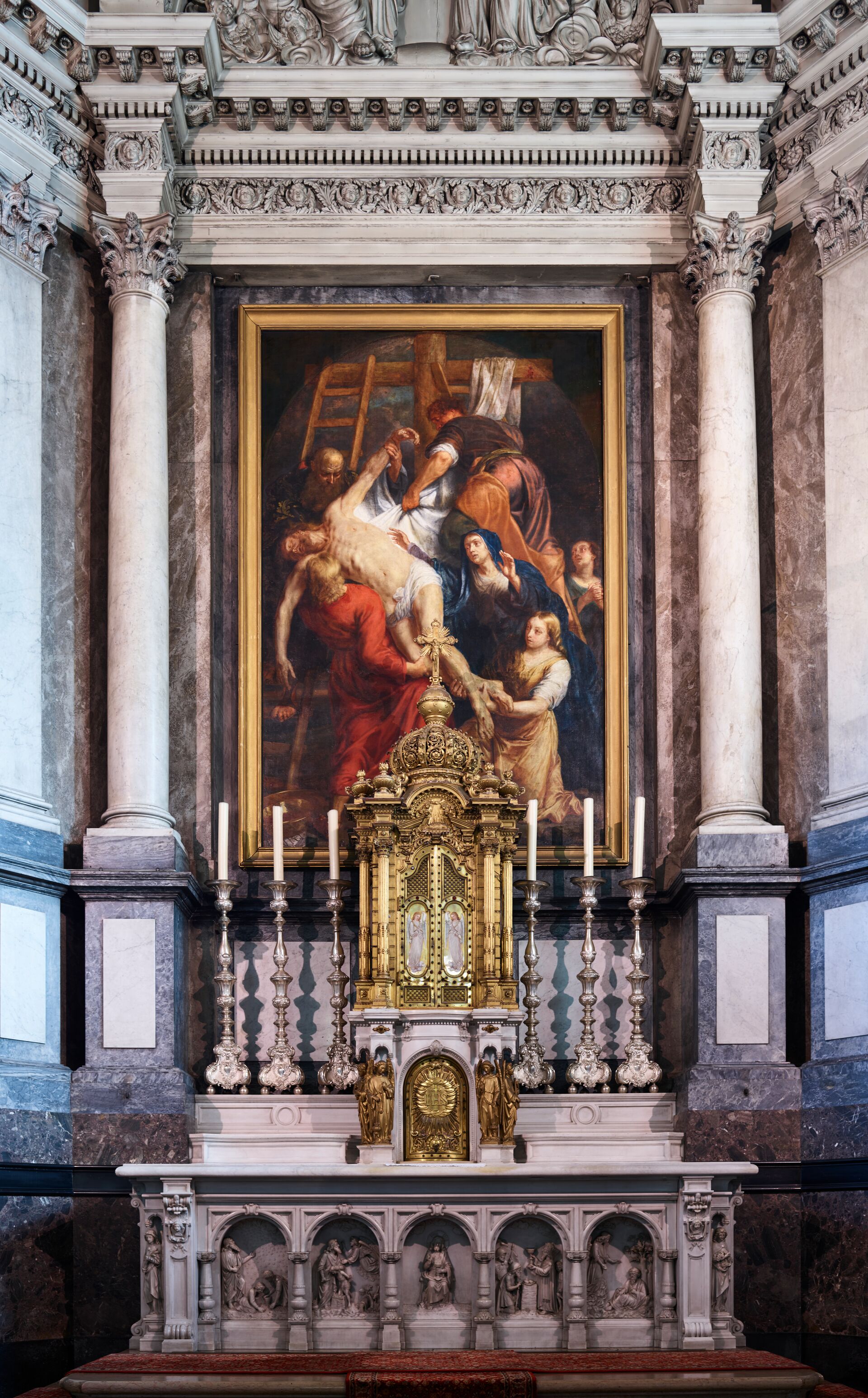 Pieter Thijs, was een leerling van Antoon Van Dyck. Op sublieme wijze heeft de Vlaamse meester Pieter Thijs dit werk gecreëerd. Het werd ontworpen om geplaatst te worden boven het hoofdaltaar, een werk van meester beeldhouwer Lucas Faydherbe. Pieter Thijs schilderde Jezus die van het kruis wordt afgenomen. Jezus wordt omringd door verschillende personages zoals Johannes, Maria en Maria Magdalena. Elke figuur is een verhaal op zich en wij worden uitgedaagd om dit werk beter te leren kennen. kerk_Meesterwerk_Pieter_Thys (c) Fotograaf_Stefaan_Van_Hul