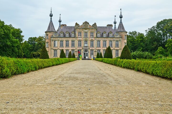 Het Kasteel van Poeke is een kasteel bij Poeke, een deelgemeente van Aalter in de Belgische provincie Oost-Vlaanderen. Het gebouw is volledig omgeven door water en is zowel voor- als achteraan toegankelijk via een brug. Kasteel van Poeke - persmoment-22