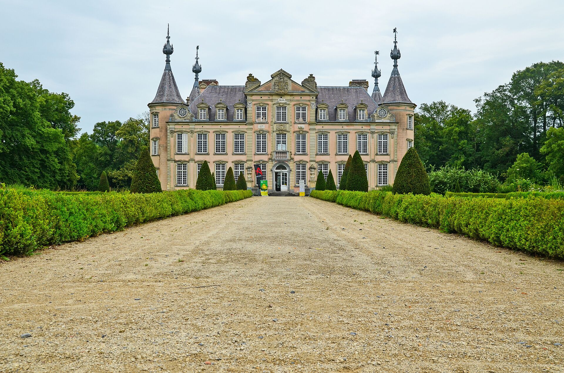 Het Kasteel van Poeke is een kasteel bij Poeke, een deelgemeente van Aalter in de Belgische provincie Oost-Vlaanderen. Het gebouw is volledig omgeven door water en is zowel voor- als achteraan toegankelijk via een brug. Kasteel van Poeke - persmoment-22