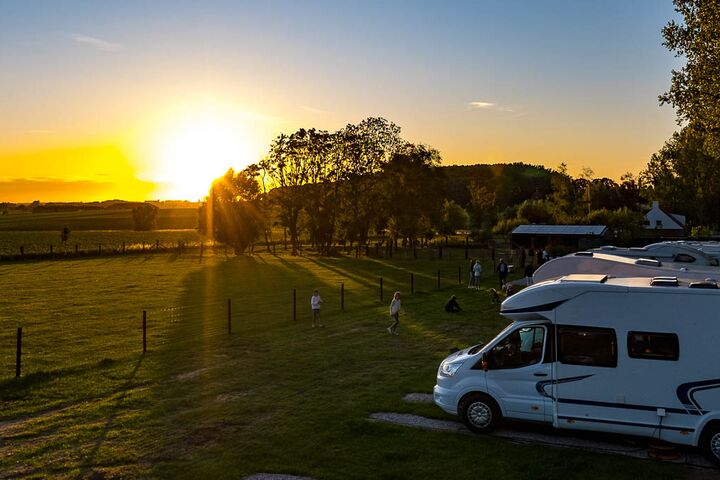 Panoramisch beeld van een camper en het rondliggend landschap aan de Westhoek.