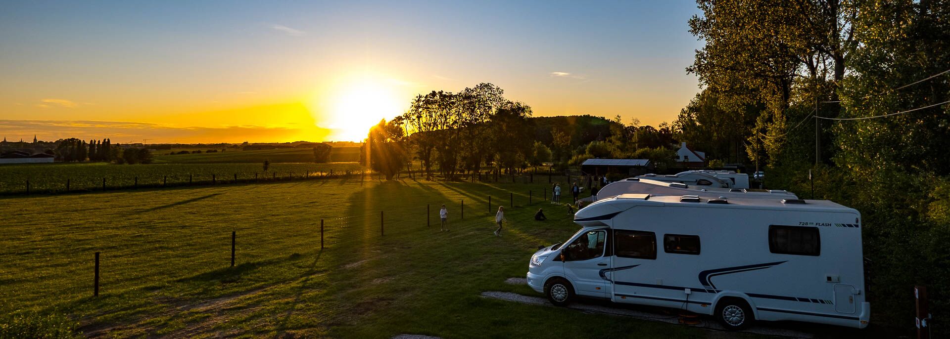 Panoramisch beeld van een camper en het rondliggend landschap aan de Westhoek.