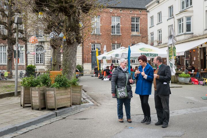 3 mensen zijn op bezoek in de stad Leuven.