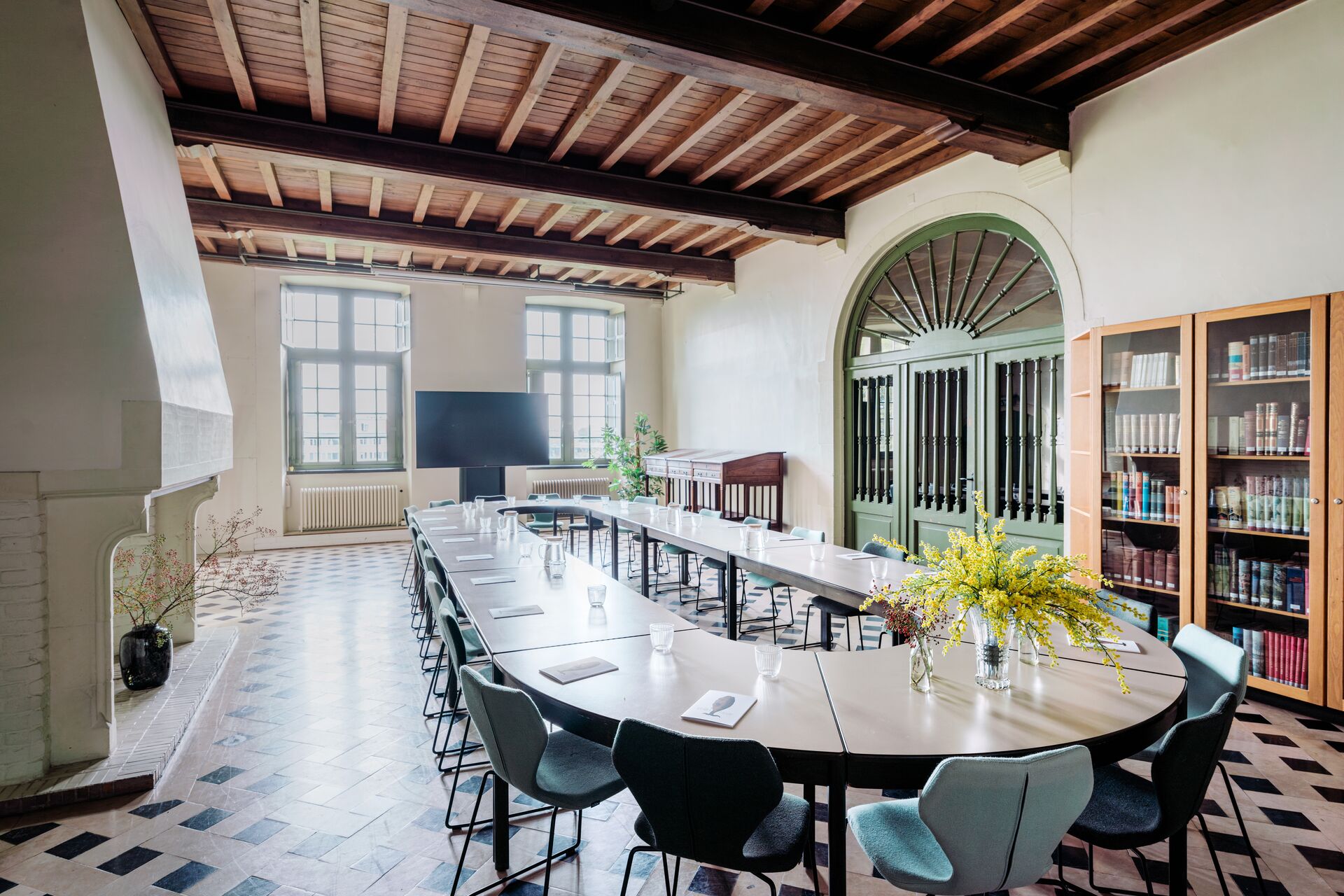 St Peter’s Abbey is partly occupied by cultural, historical and photographic exhibitions organized by Historical Houses Ghent. You can use the other halls "Kapittelzaal" and "Refter" for public or private events. The "Bibliotheekzolder" is located outside of the tourist circuit, therefore giving you the opportunity to use it during the daytime. This room is suitable for concerts, lectures, receptions and dinners. Sint-Pietersabdij_Meetingroom_Warmkamer (c) Yuri_Andries