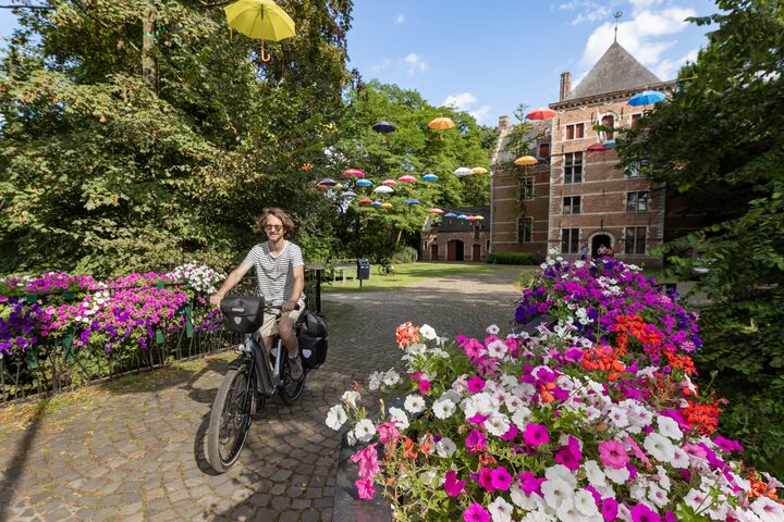 De Kempenroute strekt zich uit tussen Antwerpen en Maasmechelen en staat bol van afwisseling. Zo fiets je doorheen bossen, uitgestrekte heidegebieden, langs duinen die je enkel verwacht in de Sahara en passeer je Kempense meren of industriële mijnerfgoed langs een oud kolenspoor. Lille_Hof d'Intere© David Peskens