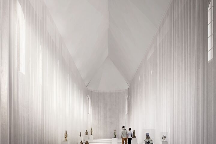 Museum-Abdij-Kortrijk Hoge galerij met witte muren, hoge plafonds en bogenramen. Twee mensen bekijken sculpturen die langs een minimalistisch interieur zijn opgesteld, wat een serene sfeer creëert.