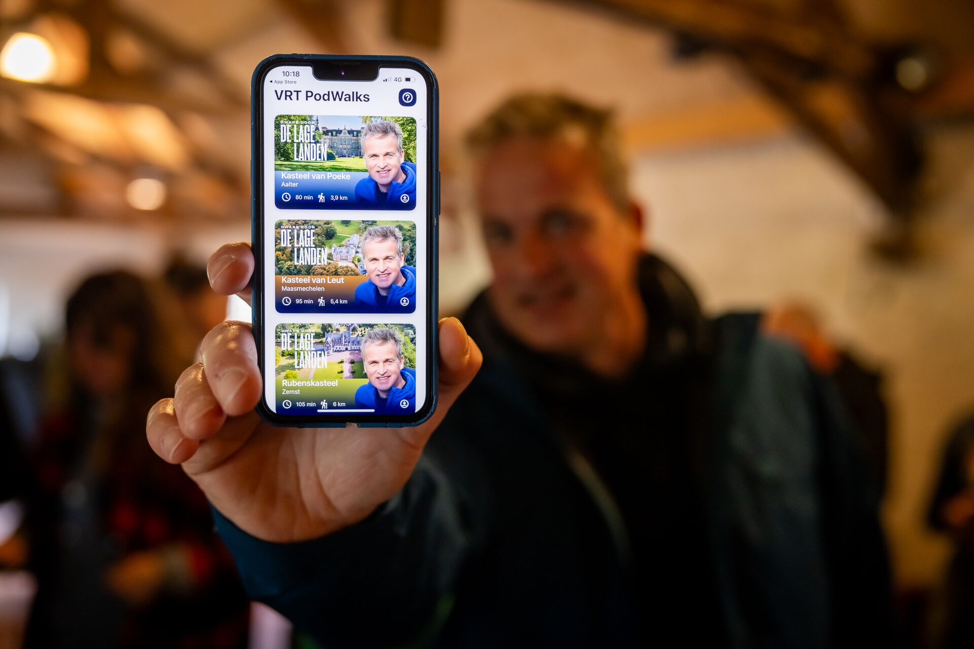 Via VRT Podwalks krijgen de bezoekers aan de 5 erfgoedsites van Toerisme Vlaanderen op een heel eenvoudige manier inzicht in de ziel van deze unieke plekken. Je steekt je oortjes in en je bent meteen vertrokken voor een reis doorheen de tijd. Langs prachtige erfgoedsites, doorheen natuurparken en langs verborgen pareltjes. De wandelaars worden als het ware ondergedompeld in zowel de omgeving als in de inspirerende verhalen van de vele prachtige erfgoedsites in Vlaanderen. Met VRT PodWalks hebben we er een gebruiksvriendelijk en laagdrempelig instrument bij om overal in Vlaanderen op verkenning te gaan. VRT-PODWALKS-8