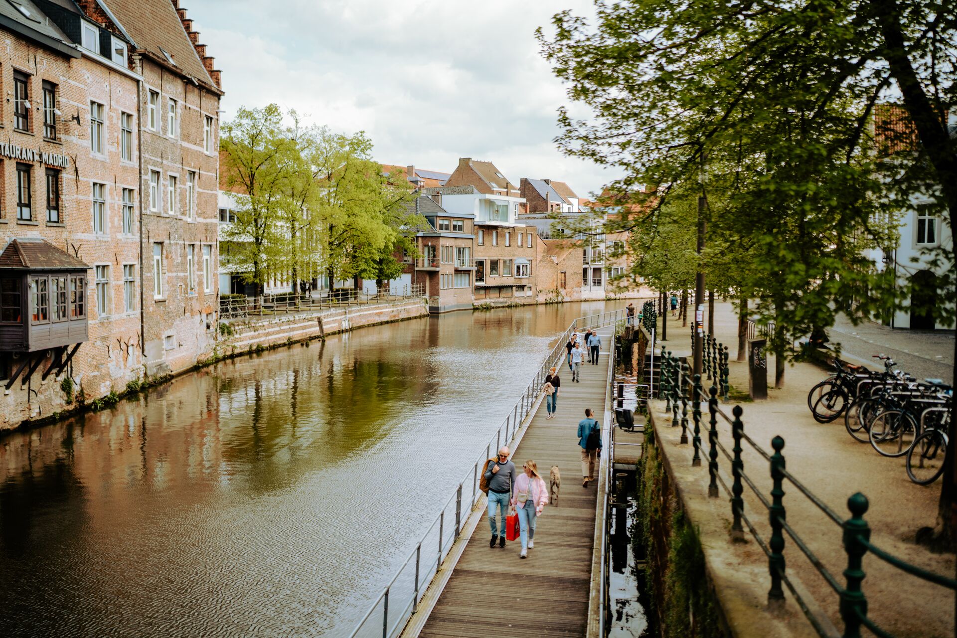 Wat kleiner, maar o zo dapper. Mechelen is niet de grootste der steden, maar daarom niet minder de moeite. Deze historische en kindvriendelijke stad is zowat opgetrokken uit erfgoed. Er is de iconische Sint-Romboutskathedraal, het Bourgondische stadspaleis Hof van Busleyden, de knusse straatjes, kerkjes en prachtige barokke gevels aan de oevers van de Dijle. Recenter houdt het Holocaustmemoriaal Kazerne Dossin belangrijke pagina’s uit onze geschiedenisboeken levend. Lente in Mechelen Dijle (c) Visit Mechelen (1)