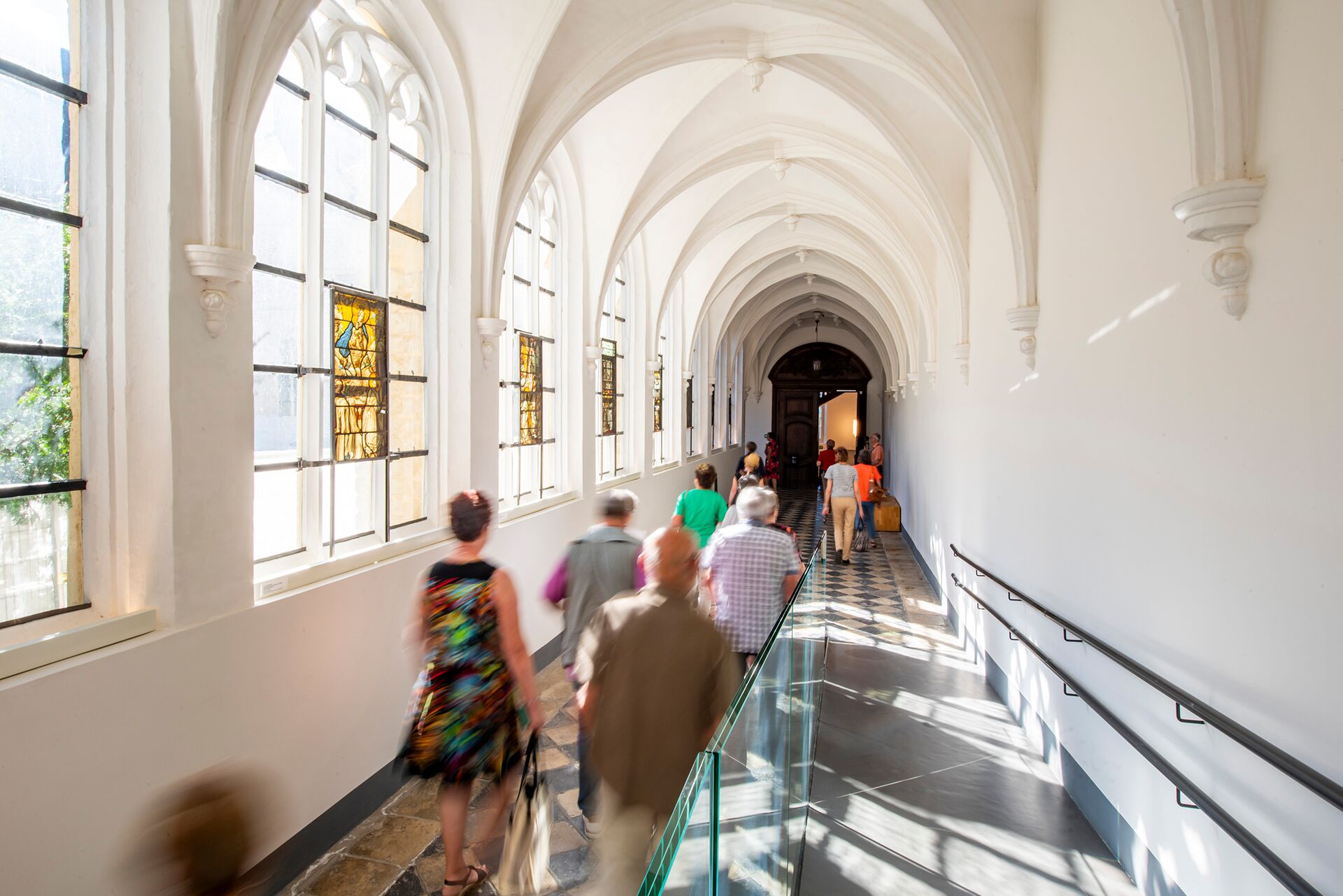 Eeuwenoud erfgoed en bier, kennis en jeugdigheid. Dat vat Leuven mooi samen. De rijke geschiedenis van deze stad, op een steenworp van Brussel, toont zich in het Groot Begijnhof, het gotische stadhuis, de barokke Sint-Michielskerk met zijn unieke buitenaltaar en de talloze kunstschatten in Museum M. VISIT Abdij van Park Pandgang (c) Jan Crab