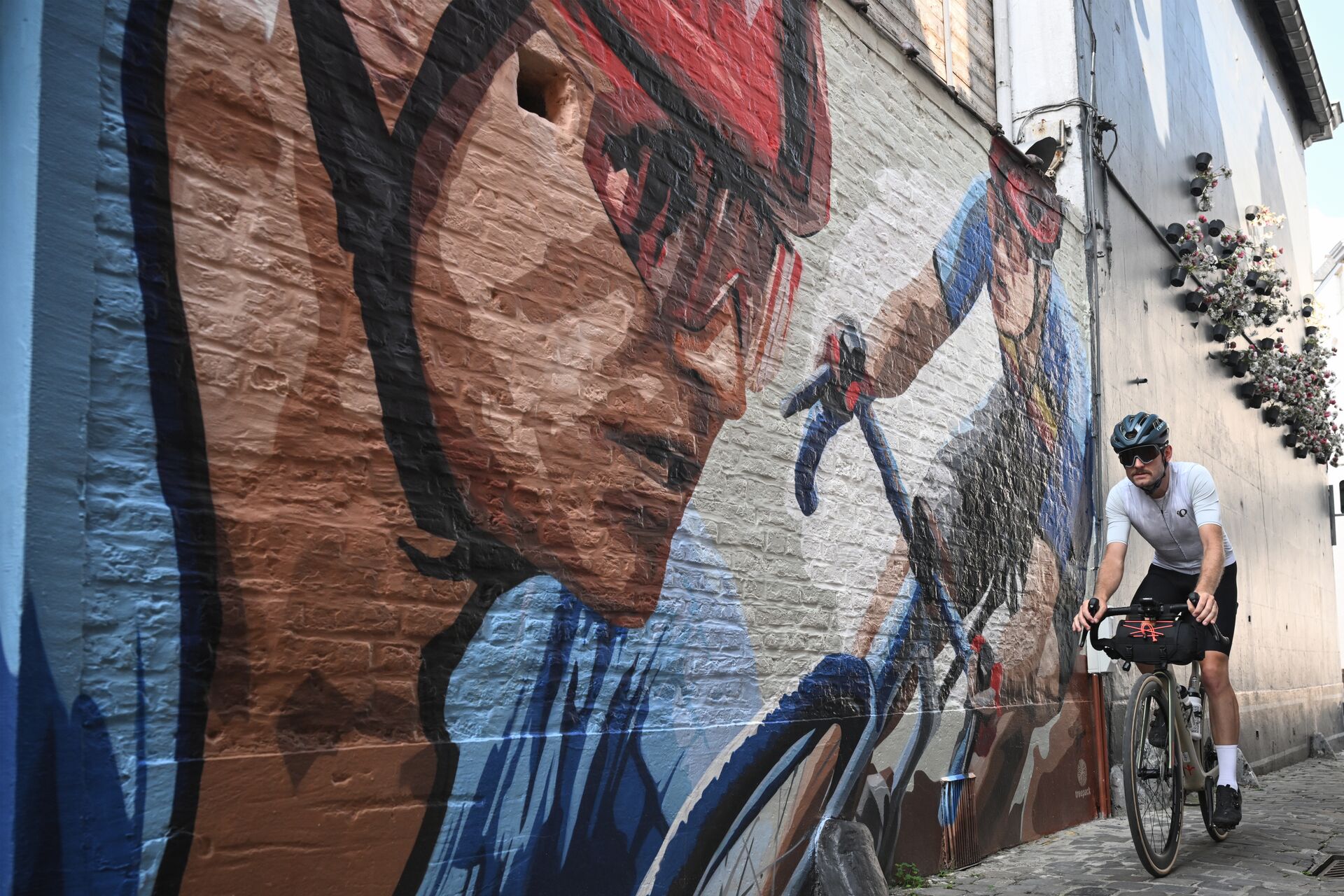 CYCLING IN FLANDERS Jasper Stuyven mural Ramberg (c) Grinta!