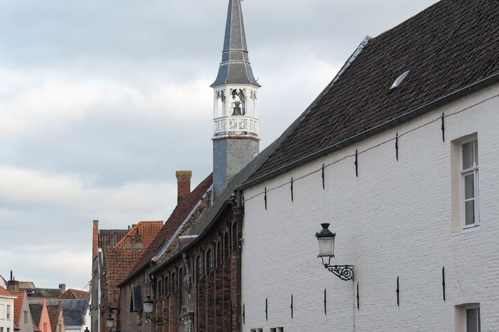 De Sint-Godelieveabdij is een historische site en beschermd monument met drie binnentuinen, gelegen tussen het station en ‘t Zand. De site heeft een oppervlakte van 11.000 m2. De Sint-Godelieve benedictinessen werden gesticht in de 12de eeuw in Gistel, voortvloeiende uit het martelaarverhaal van Godelieve. Sint-Godelieve abdij 01 © Lea Winkeler