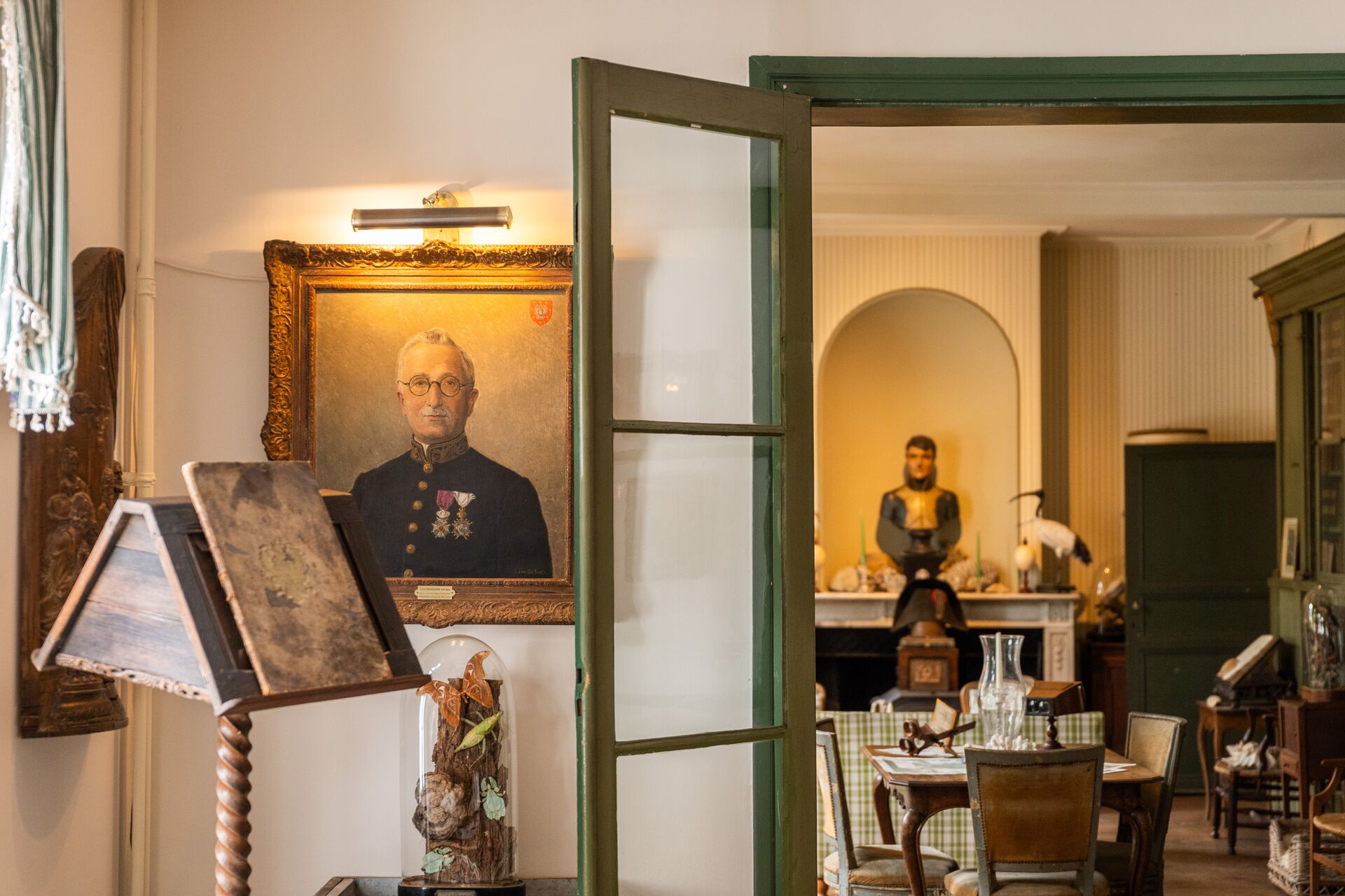 Huis Beaucarne is een 18de-eeuwse familiewoning die sinds 1748 door dezelfde familie bewoond en gekoesterd is kunnen blijven. Kom Huis Beaucarne ontdekken tijdens een unieke rondleiding gegeven door de huidige generatie bewoners en maak kennis met een verhaal vol passie en verwondering dat door dezelfde familie werd gecreëerd vanaf de 18de eeuw tot op vandaag. Huis Beaucarne (c) Piet De Kersgieter (31)