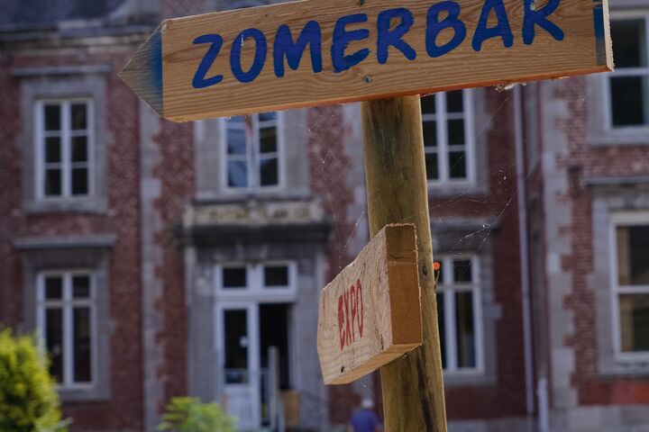 Vilain XIIII, dat is de naam van het statige kasteel van Leut, een baken in Maasmechelen (in de Belgische provincie Limburg). Na zijn huwelijk met de plaatselijke barones, werd Charles Vilain XIII kasteelheer. Hij en zijn vrouw Pauline kregen maar liefst zeven dochters. Het domein, dat overloopt in de Maasvallei, zou honderd jaar lang hun thuishaven zijn. Deze podwalk wekt dit sprookjesachtige liefdesverhaal terug tot leven. Op je route gidst Arnout Hauben je onder andere ook langs de vroegere berceau, de Lourdesgrot en het Landschapspark Maasvallei aan (uiteraard) de rivier de Maas. Kasteel Leut