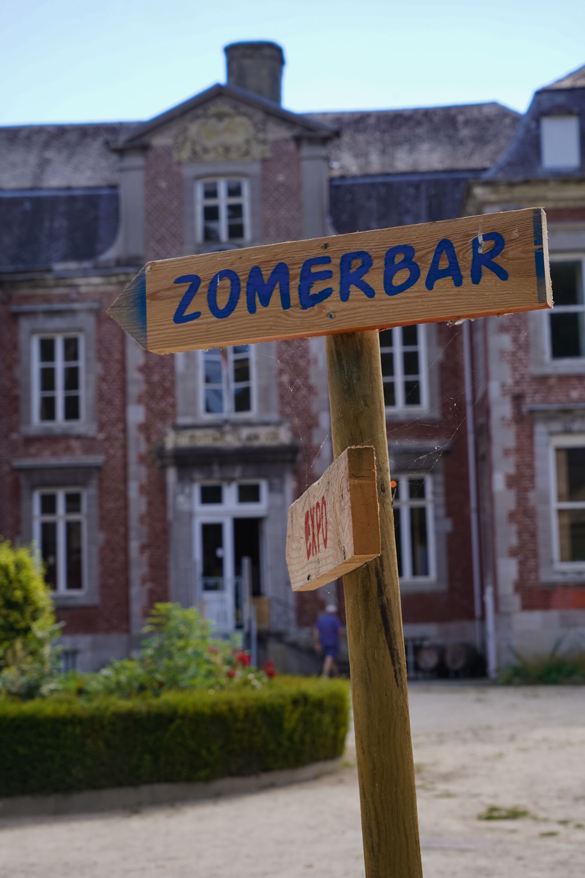 Vilain XIIII, dat is de naam van het statige kasteel van Leut, een baken in Maasmechelen (in de Belgische provincie Limburg). Na zijn huwelijk met de plaatselijke barones, werd Charles Vilain XIII kasteelheer. Hij en zijn vrouw Pauline kregen maar liefst zeven dochters. Het domein, dat overloopt in de Maasvallei, zou honderd jaar lang hun thuishaven zijn. Deze podwalk wekt dit sprookjesachtige liefdesverhaal terug tot leven. Op je route gidst Arnout Hauben je onder andere ook langs de vroegere berceau, de Lourdesgrot en het Landschapspark Maasvallei aan (uiteraard) de rivier de Maas. Kasteel Leut
