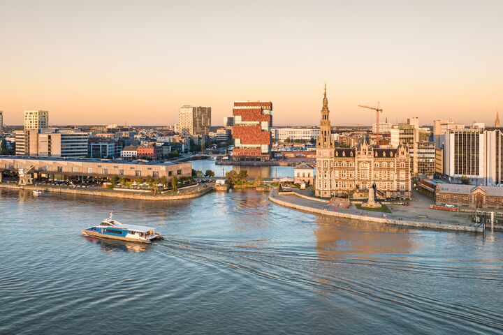 Zicht op de Smaakhaven (Loodswezen) en het MAS vanaf de Schelde.