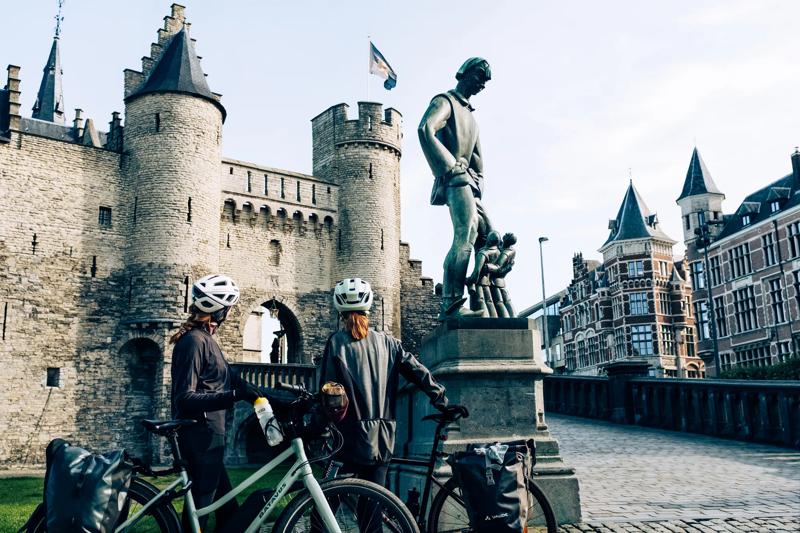 Cyclist-tSteen-Antwerp©jodysteyls