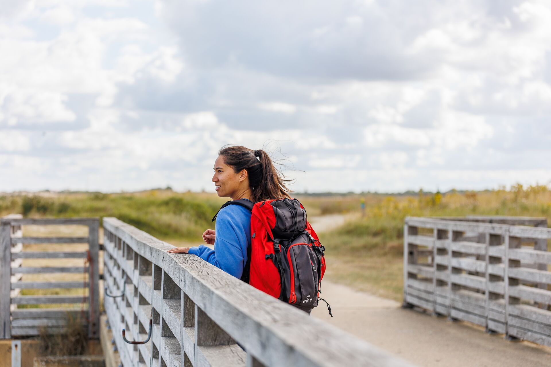 Nature in Flanders Een vrouw geniet van de natuur in het Zwin.